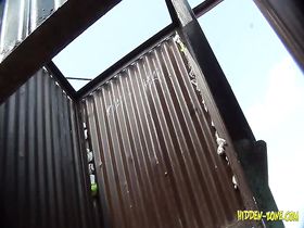 Худощавая красотка переодевается в пляжной кабинке показывая свою голую жопу на камеру