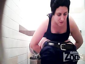 Взбитая брюнетка с коротенькой стрижкой присела на унитаз и с кайфом опорожняет свой желудок