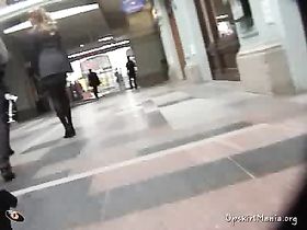 Парень снимает голенькую попку малышки,которая идет по ступенькам