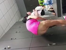 В общественной раздевалке девушка засняла взрослую мамку во время переодевания