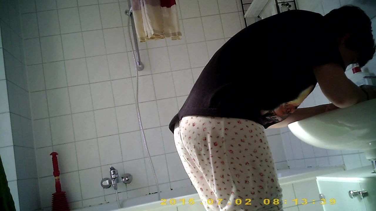 Скрытая камера снимает секс 60 летней старой бабы с 24 летним парнем