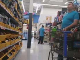 В огромном супермаркете парень заснял на камеру несколько женщин с большими жопами