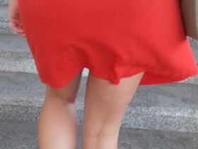 Сочная попка в красном платье 