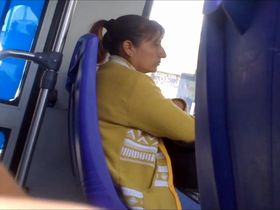 Парень дрочит в автобусе на глазах у милфы с хвостиком