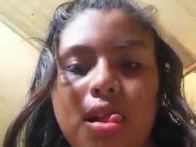 Няшная девушка ласкает в туалете губастую мохнатку и писает