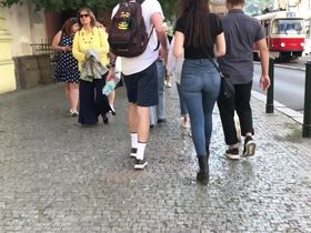 Брюнетка в тесных джинсах гуляет по городу и дразнит прохожих тугой жопой