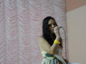 На прослушивании сексуальная девка спела пару песен и показала торчащие соски