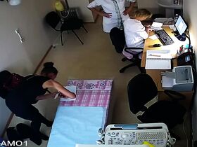 Женщина-гинеколог осматривает пизду пациентки