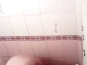 Снял на камеру соседку на съемной квартире