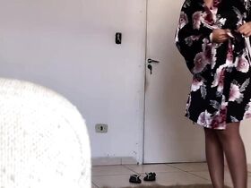 Подглядывание за красавицей без халата