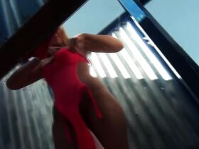 Подсмотренное в пляжной кабинке с блондинкой