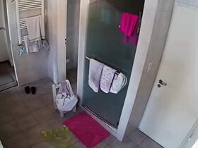 Телки на съемной хате засветили голые формы