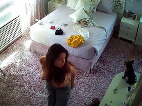 Телка после работы светит голыми дойками