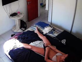 Девушка всунула руку в трусики и ласкала клитор