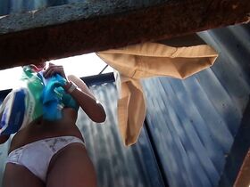 Женщина снимает трусики в пляжной кабинке