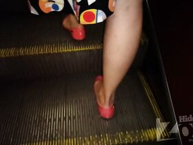 Горячий апскирт дамы под платьем