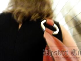 Увидел жопу бабы под длинным платьем