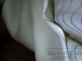 Трусики в попке незнакомки на камеру